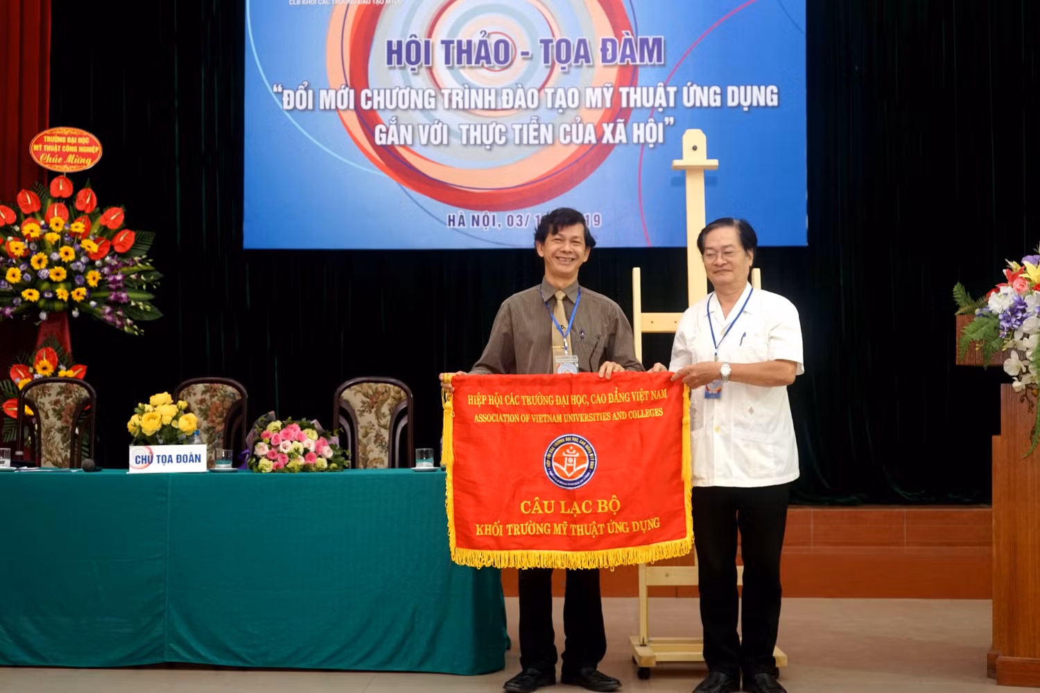 Ban chủ nhiệm câu lạc bộ mới ra mắt tại buổi tọa đàm. (Ảnh: Ngọc Trang) Ban chủ nhiệm câu lạc bộ mới ra mắt tại buổi tọa đàm. (Ảnh: Ngọc Trang)