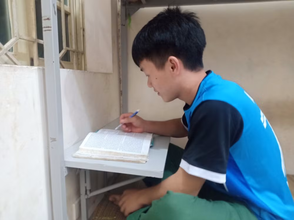 Ngày nghỉ, Pó chọn cách ở lại ký túc xá để học và tiết kiệm chi phí đi lại dù rất nhớ nhà, nhớ bố mẹ và các em