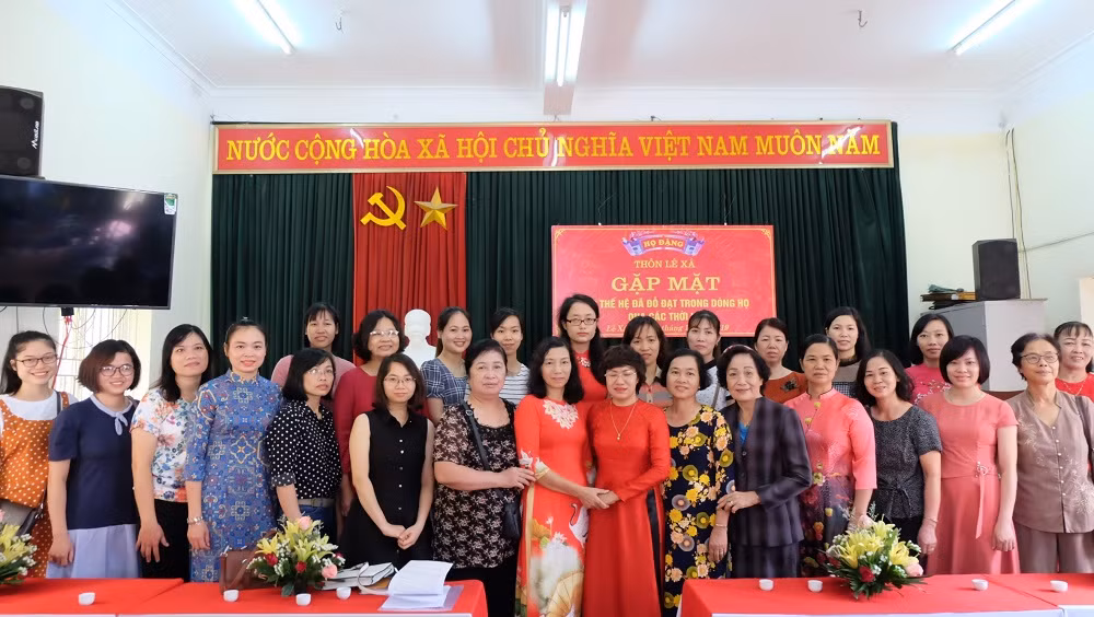 Cũng nhân dịp 20/10, các cụ, các bà, các cô con dâu trong họ Đặng thôn Lê Xá cũng có mặt và nhận lời chúc mừng ngày phụ nữ Việt Nam.