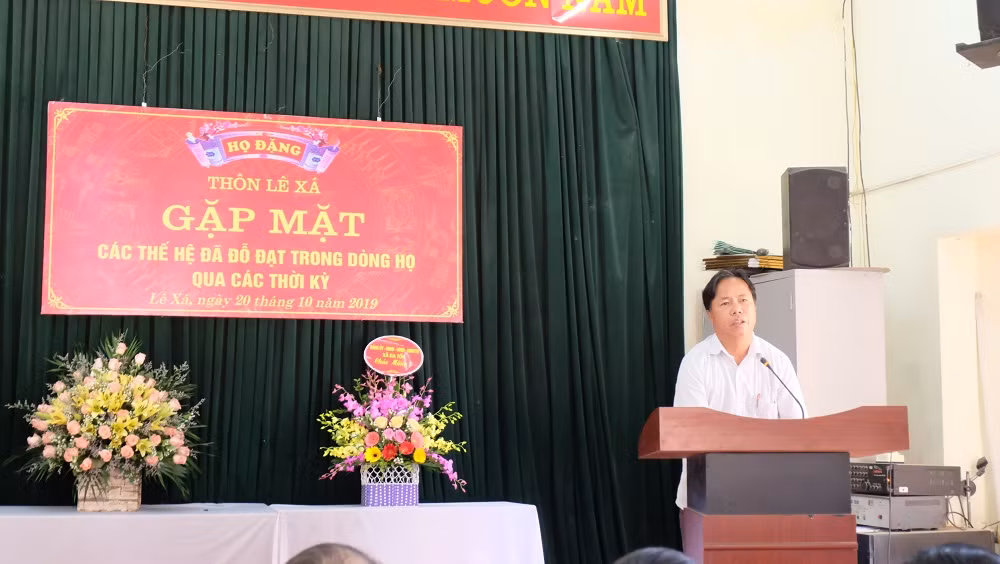 Đại diện chính quyền thôn, ông Đặng Văn Dụ, bí thư chi bộ thôn Lê Xá phát biểu chúc mừng.