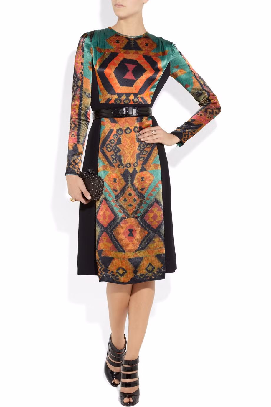 Váy Etro (35 triệu đồng) là sự kết hợp của màu đen và họa tiết rực rỡ.