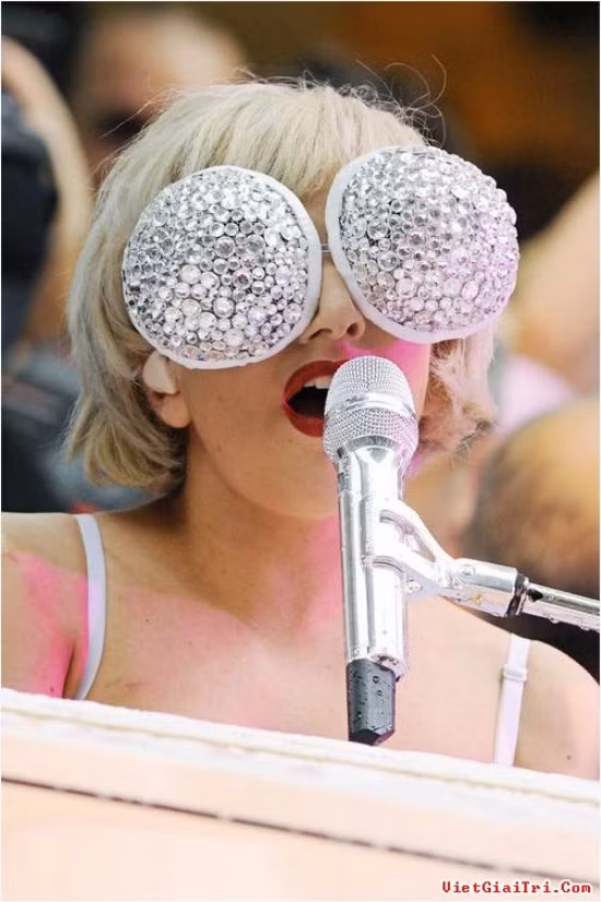 Chiếc kính đính đá lấp lánh to bự này không hiểu cô nàng Lady Gaga sẽ nhìn thấy được gì?