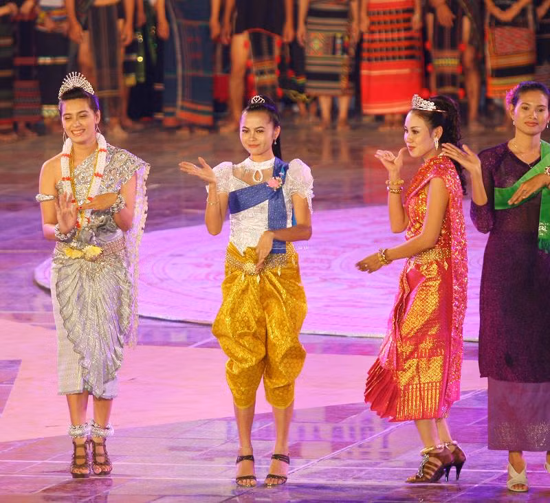 Những điệu múa uyển chuyển của người Chăm thể hiện những nét văn hóa đặc trưng, điệu múa thường gắn liền với một lễ hội. Vì vậy nó phản ánh quá trình sinh hoạt, lao động của người Chăm. Những điệu múa uyển chuyển của người Chăm thể hiện những nét văn hóa đặc trưng, điệu múa thường gắn liền với một lễ hội. Vì vậy nó phản ánh quá trình sinh hoạt, lao động của người Chăm.