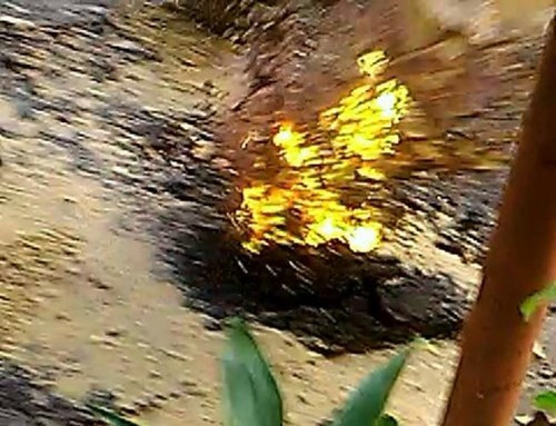 Mặt đường bất ngờ phát nổ, tóe lửa gây kinh hãi cho người dân tại địa phương.