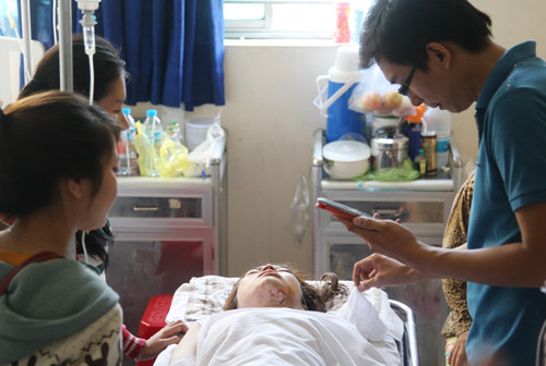 Nạn nhân Hồng Kim Huôi đang được điều trị tích cực tại bệnh viện Chợ Rẫy Nạn nhân Hồng Kim Huôi đang được điều trị tích cực tại bệnh viện Chợ Rẫy