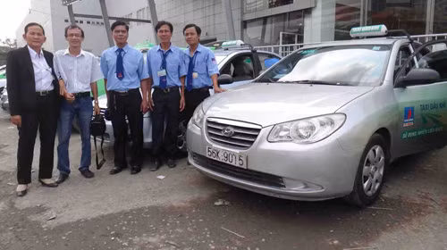 Bà Lành (áo đen) bên các tài xế của hãng taxi dầu khí Cửu Long trong những ngày đầu hợp tác.