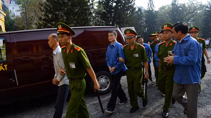 Dẫn giải các bị cáo ra tòa - Ảnh: Thuận Thắng