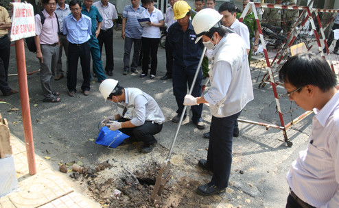 Các nhà khoa học tiến hành lấy mẫu đất và mẫu khí trong lòng "hố đen"