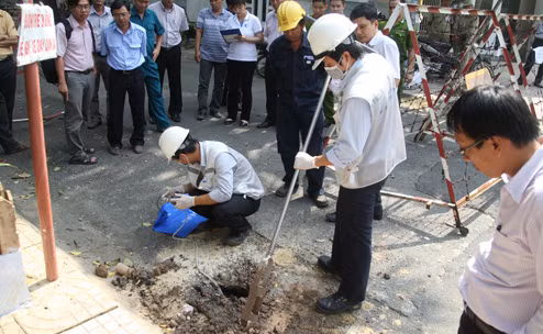 Các nhà khoa học tiến hành lấy mẫu đất và mẫu khí trong lòng "hố đen"