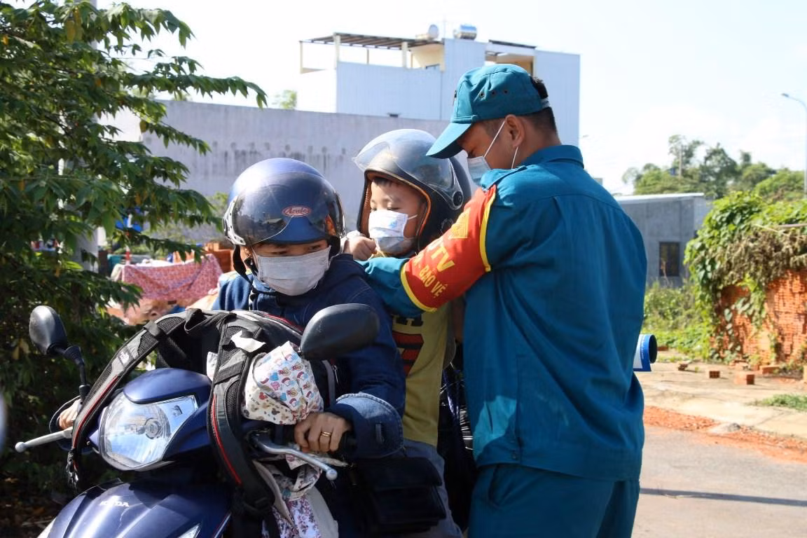 Lực lượng dân quân tự vệ hỗ trợ các giáo viên, phụ huynh tại chốt kiểm soát trên đường Trần Đại Nghĩa (quận Ngũ Hành Sơn). Lực lượng dân quân tự vệ hỗ trợ các giáo viên, phụ huynh tại chốt kiểm soát trên đường Trần Đại Nghĩa (quận Ngũ Hành Sơn).