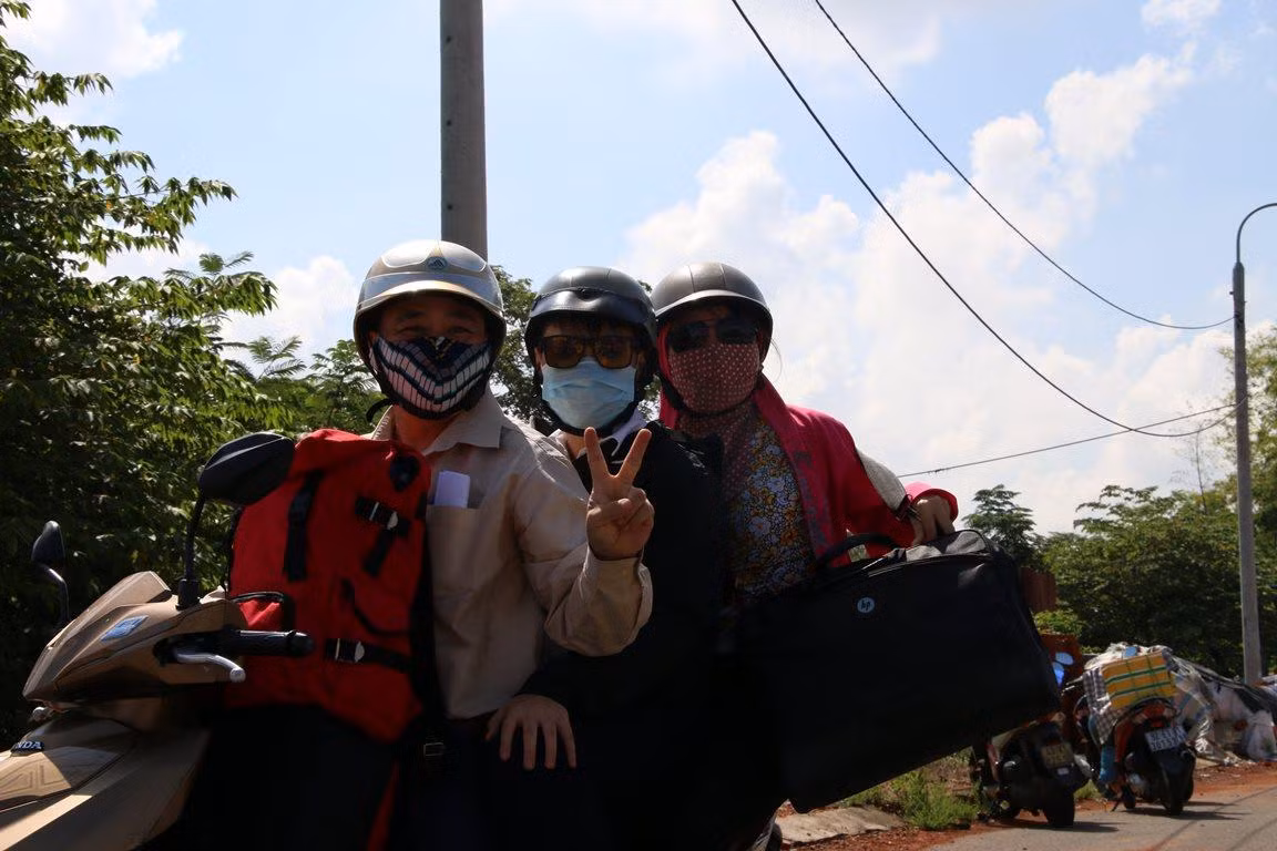 Hiện Đà Nẵng có 20.639 cán bộ, giáo viên, nhân viên, học sinh, học viên và người hỗ trợ (đi cùng) đang ở ngoài thành phố (đông nhất là Quảng Nam với 12.236 người). Hiện Đà Nẵng có 20.639 cán bộ, giáo viên, nhân viên, học sinh, học viên và người hỗ trợ (đi cùng) đang ở ngoài thành phố (đông nhất là Quảng Nam với 12.236 người).