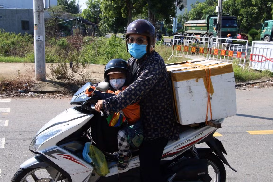 Từ sáng sớm, nhiều phụ huynh đã chở lỉnh kỉnh đồ đạc cùng con tới chốt kiểm soát để làm thủ tục vào thành phố Đà Nẵng. Từ sáng sớm, nhiều phụ huynh đã chở lỉnh kỉnh đồ đạc cùng con tới chốt kiểm soát để làm thủ tục vào thành phố Đà Nẵng.
