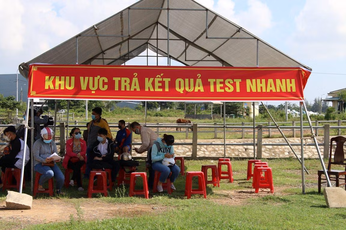 Khu vực trả kết quả test nhanh, chỉ có những người có kết quả âm tính mới được qua chốt. Khu vực trả kết quả test nhanh, chỉ có những người có kết quả âm tính mới được qua chốt.
