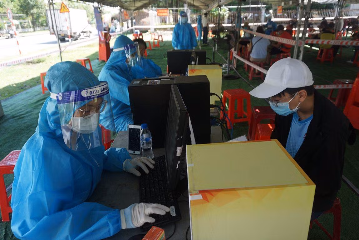 Đối với giáo viên, học sinh đang ở các vùng có dịch như: Bình Dương, Đắk Lắk, Kiên Giang, Long An, thành phố Hồ Chí Minh… sẽ được thành phố xem xét hỗ trợ về trong các đợt sau. Đối với giáo viên, học sinh đang ở các vùng có dịch như: Bình Dương, Đắk Lắk, Kiên Giang, Long An, thành phố Hồ Chí Minh… sẽ được thành phố xem xét hỗ trợ về trong các đợt sau.