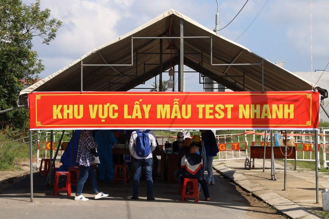 Khu vực lấy mẫu Test nhanh được dựng ngay cạnh chốt kiểm soát. Khu vực lấy mẫu Test nhanh được dựng ngay cạnh chốt kiểm soát.