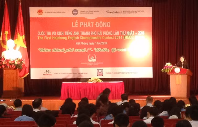 Đồng chí Nguyễn Thị Bích Dung, Phó Giám đốc Sở Ngoại vụ - Trưởng Ban Tổ chức cuộc thi đã trực tiếp giới thiệu Thể lệ cuộc thi qua những hình ảnh sinh động