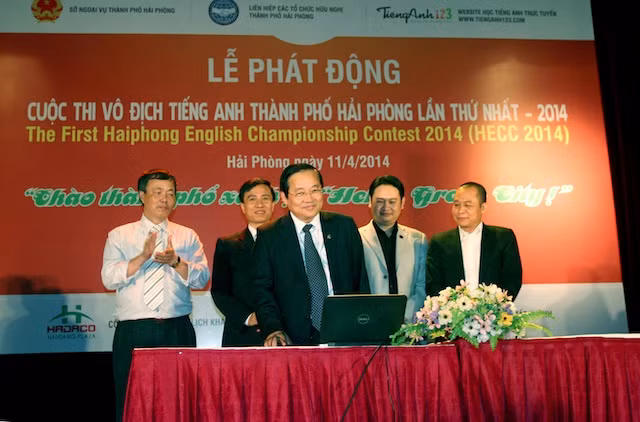 Đồng chí Nguyễn Hữu Doãn đã chính thức ấn nút “Khởi động" trên hệ thống thi trực tuyến trước sự chứng kiến của TS.Lê Thống Nhất, ông Hà Văn Thủy - Liên Hiệp Các Tổ Chức Hữu Nghị TP Hải Phòng, ông Đỗ Trí Nhân - Chủ tịch HĐQT tập đoàn ETECH, ông Nguyễn Hoà Bình - Giám đốc Công ty TNHH Hãy Trực tuyến.