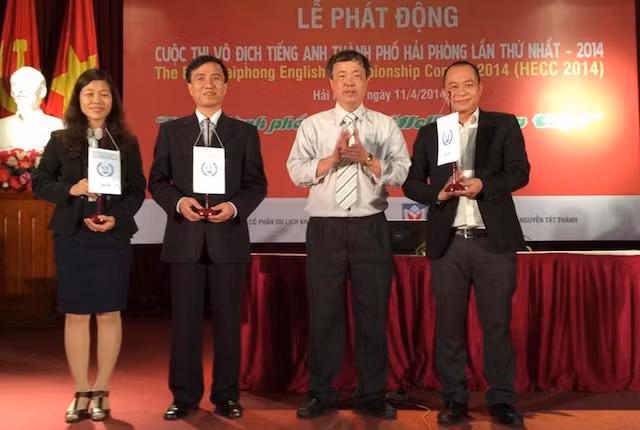 TS.Lê Thống Nhất tặng cờ IOE cho lãnh đạo các đơn vị phối hợp tổ chức cuộc thi.
