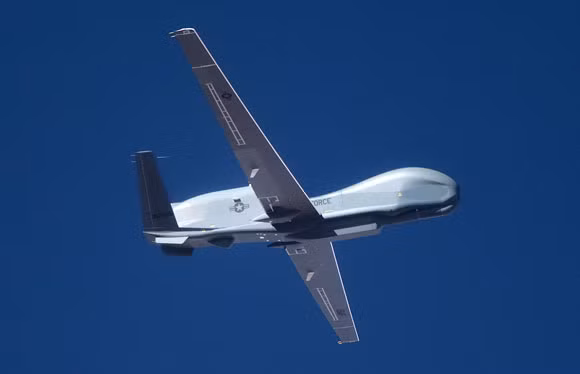 Nhật Bản quyết định sử dụng máy bay không người lái Global Hawk để theo dõi hoạt động trên biển của Trung Quốc. Trong hình là máy bay không người lái RQ-4 Block 40 Global Hawk của Không quân Mỹ, do Công ty Northrop Gumman chế tạo.