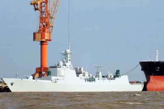 Tàu khu trục 052C tại nhà máy đóng tàu.