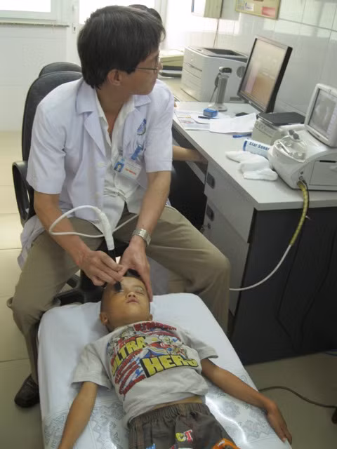 Bác sỹ Phan Thanh Dũng đang khám siêu âm cho Giàng A Trống Khua Bác sỹ Phan Thanh Dũng đang khám siêu âm cho Giàng A Trống Khua