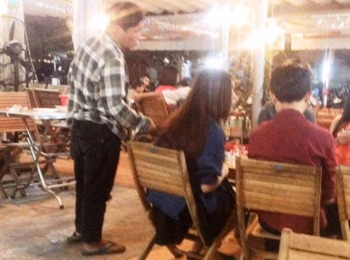 Một trường hợp lang thang ăn xin tại các nhà hàng ven biển Đà Nẵng (người đứng). Ảnh: LHA