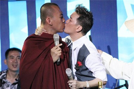 Mr Đàm khóa môi nhà sư khiến dư luận nổi sóng.