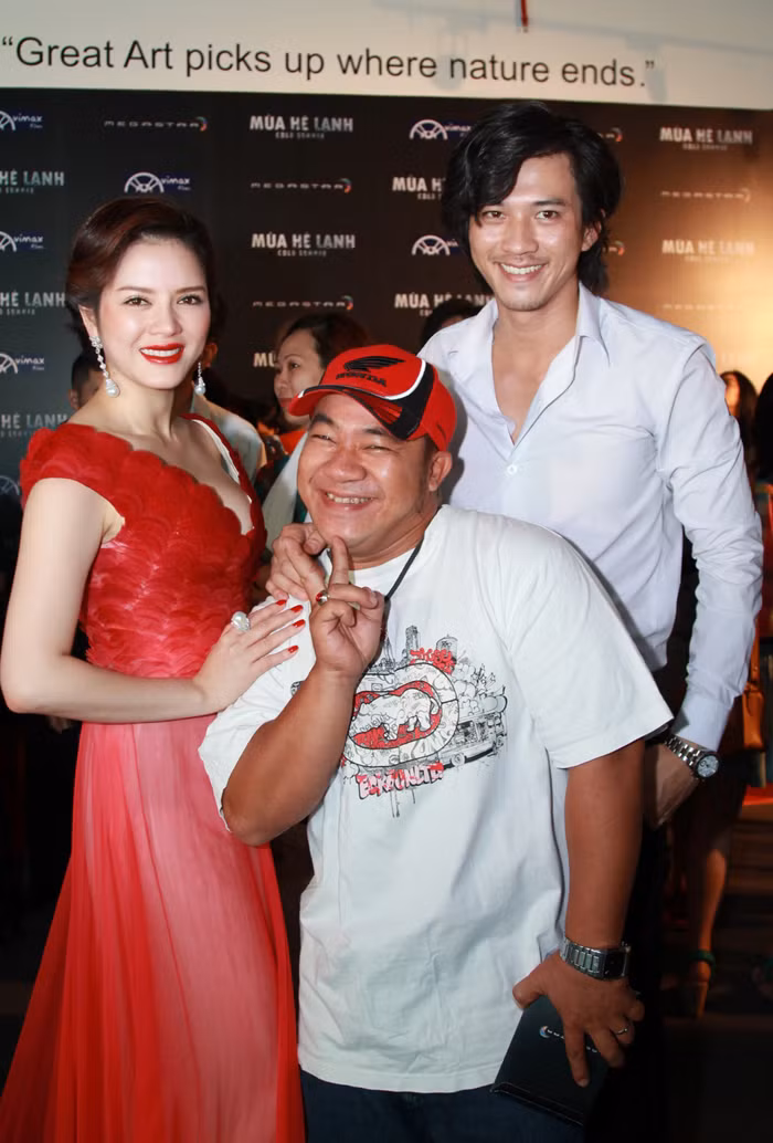 Hiếu Hiền tới chúc mừng đoàn làm phim. Hiếu Hiền tới chúc mừng đoàn làm phim.