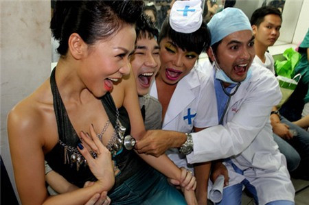 Vui đùa quá trớn trước máy ảnh.