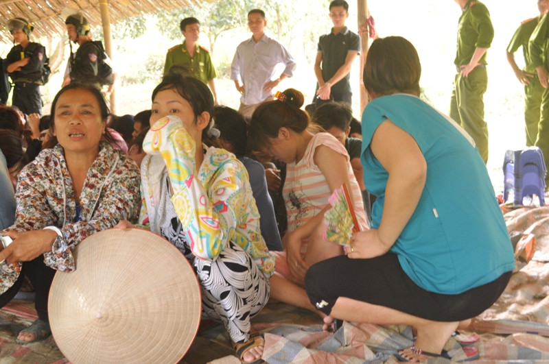 3 trong số đối tượng nữ mang bầu, cá biệt có đối tượng (nữ mặc áo xanh) đang mang thai tháng thứ 9