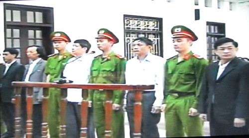 Các bị cáo trước vành móng ngựa (Ảnh: nld.com.vn)