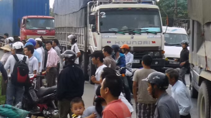 Vụ việc thu hút sự hiếu kỳ của nhiều người đi đường khiến QL IA đã bị tắc (Ảnh: Văn Định/Tuổi trẻ) Vụ việc thu hút sự hiếu kỳ của nhiều người đi đường khiến QL IA đã bị tắc (Ảnh: Văn Định/Tuổi trẻ)
