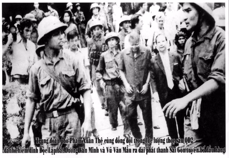 Anh hùng Phạm Xuân Thệ dẫn Nội các Dương Văn Minh ra đài phát thanh tuyên bố đầu hàng (Ảnh: Ngọc Đản)