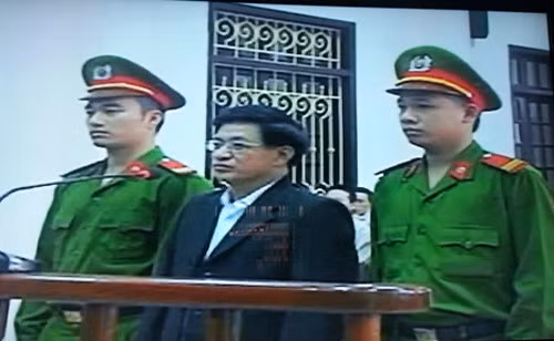 Bị cáo Lê Văn Hiền trước vành móng ngựa (Ảnh: Thanh niên)