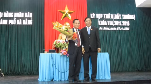 Ông Nguyễn Bá Thanh, ủy viên Ban Chấp hành Trung ương Đảng, Trưởng Ban Nội chính Trung ương tặng hoa chúc mừng người kế nhiệm chức Chủ tịch HĐND ông Trần Thọ, Phó Bí thư phụ trách Thành ủy Đà Nẵng.