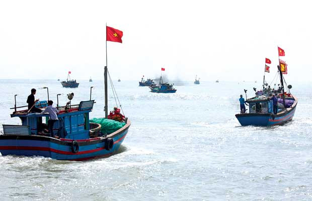 Ngư dân Việt Nam bám biển, khẳng định chủ quyền không thể tranh cãi đối với 2 quần đảo Trường Sa, Hoàng Sa. Ngư dân Việt Nam bám biển, khẳng định chủ quyền không thể tranh cãi đối với 2 quần đảo Trường Sa, Hoàng Sa.