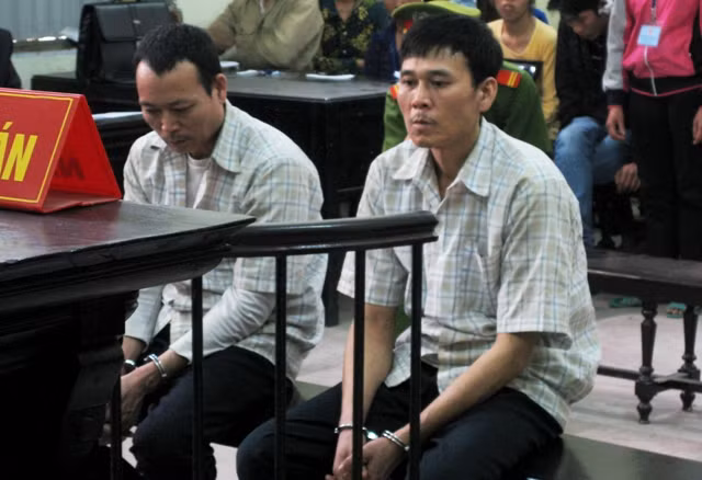 Hai anh em bị cáo Nguyễn Văn Đan và Nguyễn Văn Đán trước vành móng ngựa Hai anh em bị cáo Nguyễn Văn Đan và Nguyễn Văn Đán trước vành móng ngựa
