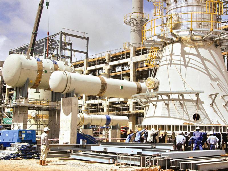 Nhà máy lọc dầu Dung Quất đang được đầu tư bởi PetroVietNam Nhà máy lọc dầu Dung Quất đang được đầu tư bởi PetroVietNam