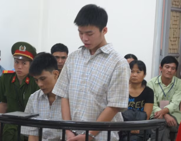 Hai bị cáo Nguyễn Quốc Dũng và Nguyễn Văn Hưng trước vành móng ngựa