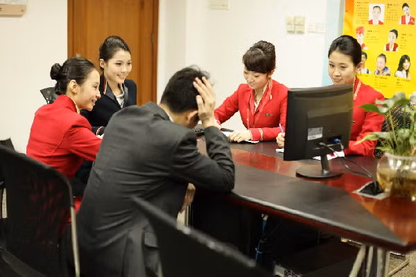 7h10, thành viên của chuyến bay ZH9876 bắt đầu họp, một việc không thể thiếu của phi hành đoàn trước mỗi chuyến bay. Tiếp viên trưởng cho biết thời tiết hôm nay thuận lợi cho chuyến bay từ Thâm Quyến đến Hàng Châu, cô giao nhiệm vụ bay chi tiết cho từng người theo từng vị trí và luôn nhắc nhở mọi người vấn đề an toàn bay. 7h10, thành viên của chuyến bay ZH9876 bắt đầu họp, một việc không thể thiếu của phi hành đoàn trước mỗi chuyến bay. Tiếp viên trưởng cho biết thời tiết hôm nay thuận lợi cho chuyến bay từ Thâm Quyến đến Hàng Châu, cô giao nhiệm vụ bay chi tiết cho từng người theo từng vị trí và luôn nhắc nhở mọi người vấn đề an toàn bay.