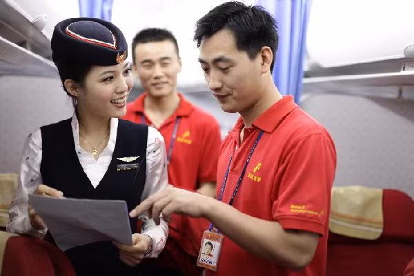 Đồ ăn của hành khách trên chuyến bay là điều không thể thiếu vì vậy việc kiểm tra và kiểm tra đồ ăn, bao bọc phải được tiến hành một cách hết sức nghiêm ngặt giữa tiếp viên trưởng và nhân viên thực phẩm. Công việc được tiến hành lúc 8 giờ, một tiếng trước khi máy bay cất cánh. Đồ ăn của hành khách trên chuyến bay là điều không thể thiếu vì vậy việc kiểm tra và kiểm tra đồ ăn, bao bọc phải được tiến hành một cách hết sức nghiêm ngặt giữa tiếp viên trưởng và nhân viên thực phẩm. Công việc được tiến hành lúc 8 giờ, một tiếng trước khi máy bay cất cánh.