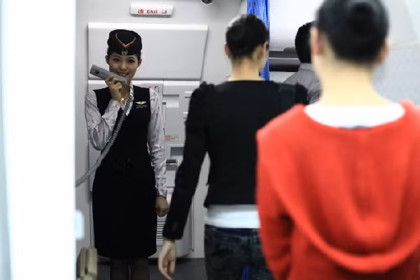 8h20, với nụ cười tươi rạng rỡ và ánh mắt thân thiện, các nữ tiếp viên bắt đầu đón khách lên phi cơ. Ấn tượng của hành khách đối với tiếp viên hàng không đều bắt đầu từ giây phút này. 8h20, với nụ cười tươi rạng rỡ và ánh mắt thân thiện, các nữ tiếp viên bắt đầu đón khách lên phi cơ. Ấn tượng của hành khách đối với tiếp viên hàng không đều bắt đầu từ giây phút này.