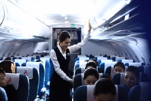 10h55, máy bay chuẩn bị hạ cánh. Vì sự an toàn của hành khách, tiếp viên hàng không sẽ đi kiểm tra khoang hành lý và nhắc nhở khách thắt dây an toàn, yêu cầu khách tắt các thiết bị điện tử, gập bàn ăn lên, dựng ghế từ tư thế nằm sang ngồi chuẩn bị hạ cánh an toàn. 10h55, máy bay chuẩn bị hạ cánh. Vì sự an toàn của hành khách, tiếp viên hàng không sẽ đi kiểm tra khoang hành lý và nhắc nhở khách thắt dây an toàn, yêu cầu khách tắt các thiết bị điện tử, gập bàn ăn lên, dựng ghế từ tư thế nằm sang ngồi chuẩn bị hạ cánh an toàn.
