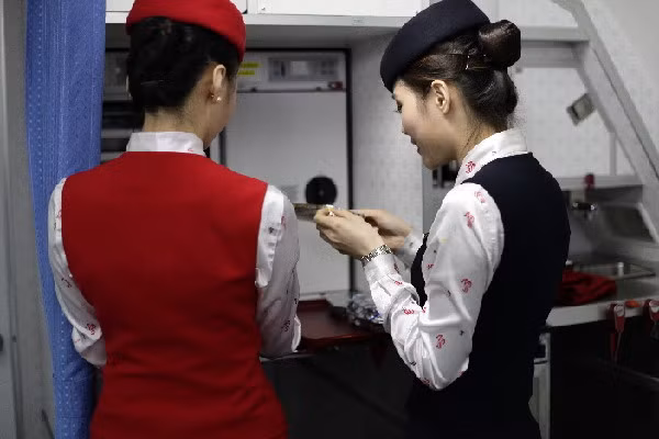 Trước khi đón hành khách lên máy bay, tiếp viên hàng không còn phải hâm nóng đồ ăn, giữ ấm và bày biện thức ăn đảm bảo hành khách sẽ có đồ ăn ấm nóng trước khi cất cánh. Trước khi đón hành khách lên máy bay, tiếp viên hàng không còn phải hâm nóng đồ ăn, giữ ấm và bày biện thức ăn đảm bảo hành khách sẽ có đồ ăn ấm nóng trước khi cất cánh.