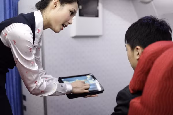 Trong khoang VIP, tiếp viên trưởng sẽ có nhiệm vụ hướng dẫn hành khách cách sử dụng phương tiện nghe nhìn, giải trí có trên máy bay. Trong khoang VIP, tiếp viên trưởng sẽ có nhiệm vụ hướng dẫn hành khách cách sử dụng phương tiện nghe nhìn, giải trí có trên máy bay.