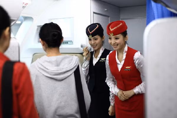 11h15, chuyến bay đến Hàng Châu đã hạ cánh an toàn tại sân bay quốc tế Tiêu Sơn. Tiếp viên hàng không kính cẩn tiễn chào hành khách với nụ cười thường trực trên môi. Với hành khách, chuyến bay đã kết thúc một cách an toàn, nhưng phi hành đoàn thì đây mới chỉ là một bước nhỏ trong quá trình bay của họ, mà tiếp tục đón những hành khách trong chuyến bay đến Thâm Quyến. 11h15, chuyến bay đến Hàng Châu đã hạ cánh an toàn tại sân bay quốc tế Tiêu Sơn. Tiếp viên hàng không kính cẩn tiễn chào hành khách với nụ cười thường trực trên môi. Với hành khách, chuyến bay đã kết thúc một cách an toàn, nhưng phi hành đoàn thì đây mới chỉ là một bước nhỏ trong quá trình bay của họ, mà tiếp tục đón những hành khách trong chuyến bay đến Thâm Quyến.