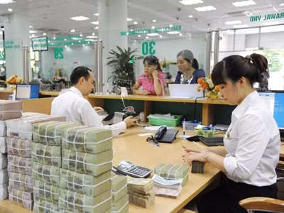 Theo các chuyên gia không nên kéo theo ngân hàng cùng chết với DN yếu kém Theo các chuyên gia không nên kéo theo ngân hàng cùng chết với DN yếu kém