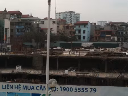 Lãnh đạo phường Vĩnh Tuy, Hai Bà Trưng cho biết công trình đã bị đình chỉ từ tháng 11/2012
