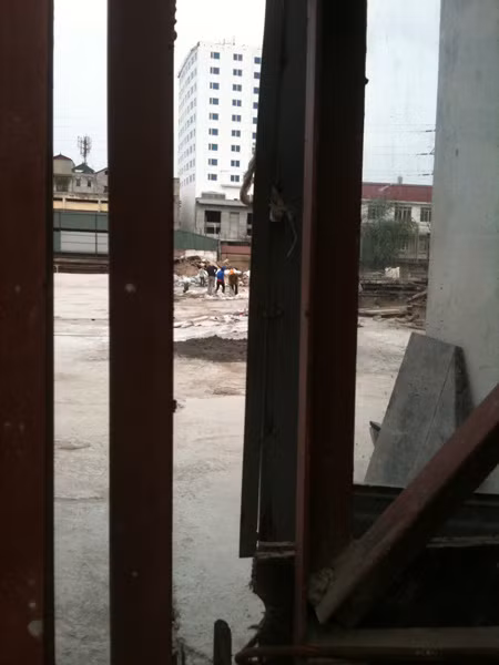 Qua khe cửa công trình, một công nhân cho biết công trình vẫn đang thi công, không có thông tin bị đình chỉ và hướng chúng tôi đến sàn giao dịch bất động sản của dự án tìm hiểu thông tin