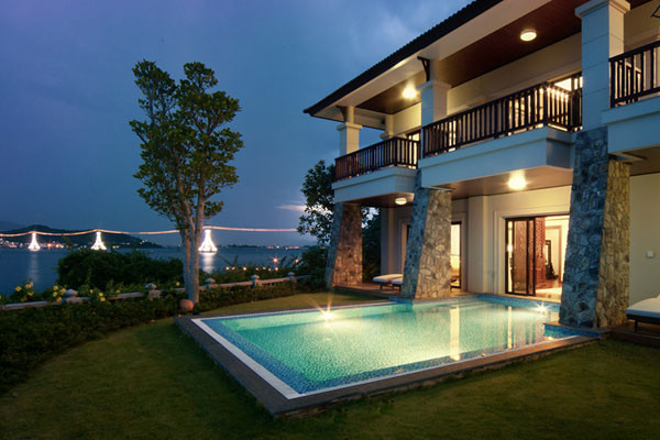 Các biệt thự gồm 2 tầng riêng biệt, được thiết kế theo thế tựa sơn hướng thủy, giúp du khách có thể ngắm biển ở nhiều vị trí khác nhau.